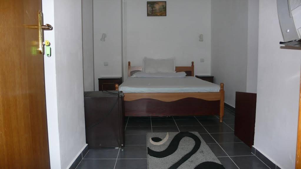 Hotel Uranus Bukarest Exteriör bild