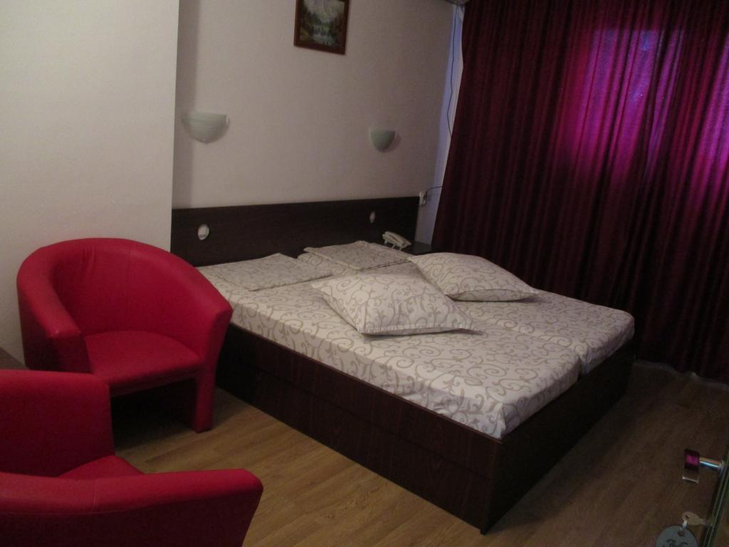 Hotel Uranus Bukarest Exteriör bild